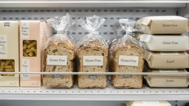 Glutenfrei-Kennzeichnung auf verpackten Lebensmitteln im Supermarkt beim Einkauf