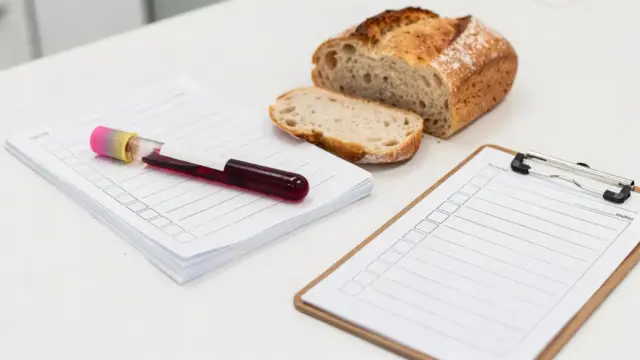 Labor- und Ernährungs-Szene zu Zöliakie-Warnzeichen mit Probe, Brot und glutenfreiem Hinweis