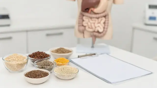 Symbolbild zu Zöliakie ohne Durchfall: glutenfreie Lebensmittel, Bluttest und medizinisches Beratungsumfeld