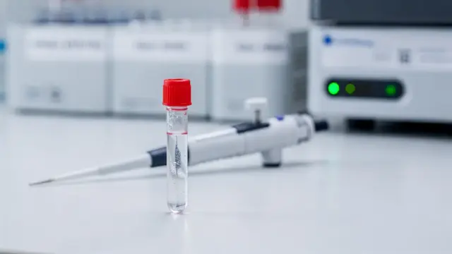 Laborumgebung mit Blutprobe und Analysegerät zum HLA-DQ8-Test bei Zöliakie