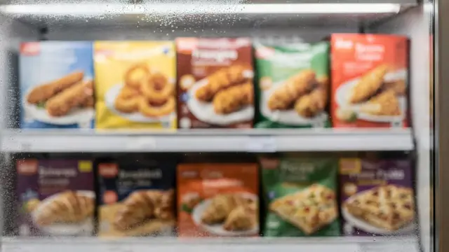 Tiefkühlkost mit verpackten Lebensmitteln im Supermarktregal zum Thema Gluten erkennen