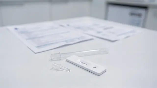 Zöliakie-Selbsttest auf einem medizinischen Tisch mit Testkassette und Probenzubehör